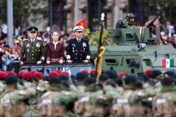 La presidenta recalcó respeto al Ejército y aseguró que el desfile del 20 de noviembre se llevará a cabo como cada año.
