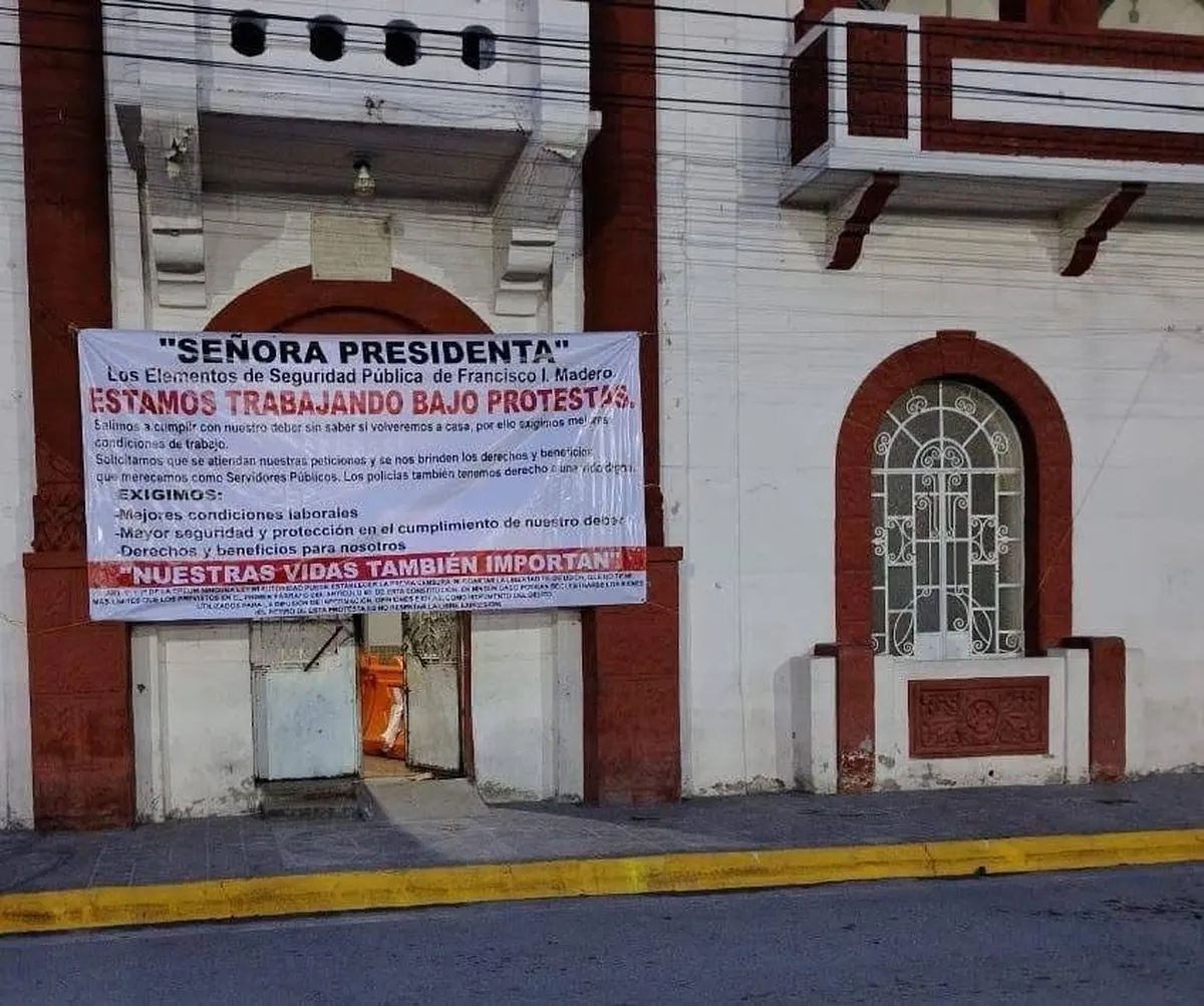 Trabajadores y policías protestan en Francisco I. Madero por mejores condiciones laborales