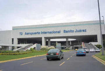 AMLO evalúa reconstruir T2 del AICM por hundimiento