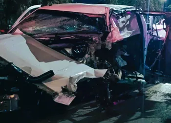 Pachuca: fuerte accidente deja al conductor prensado dentro de su camioneta destrozada