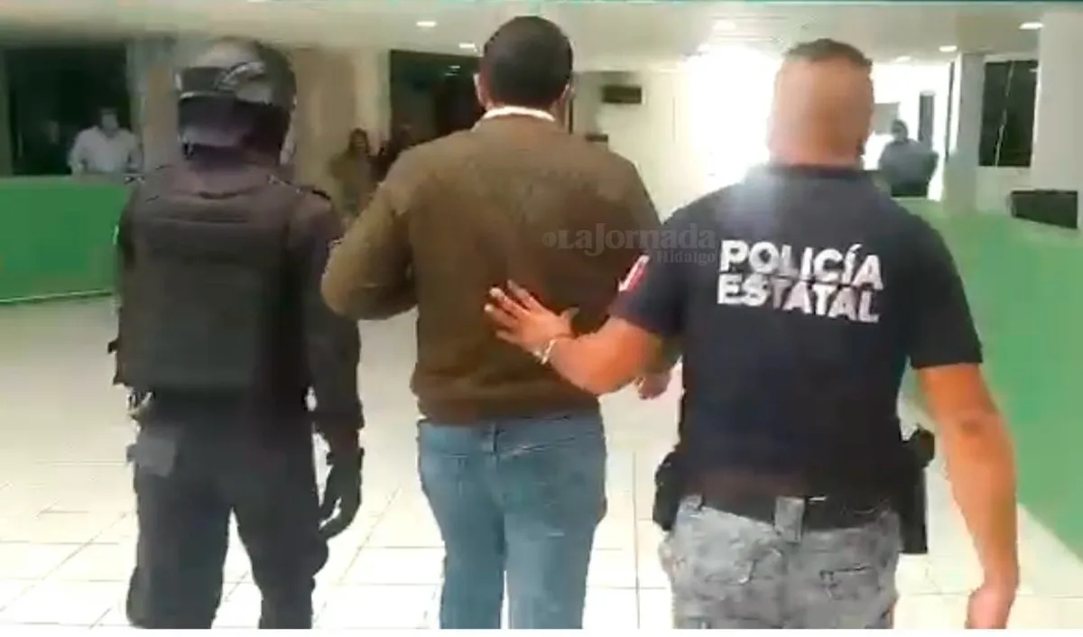 Detienen a chofer de alcalde de Tlaxcoapan por posesión de arma