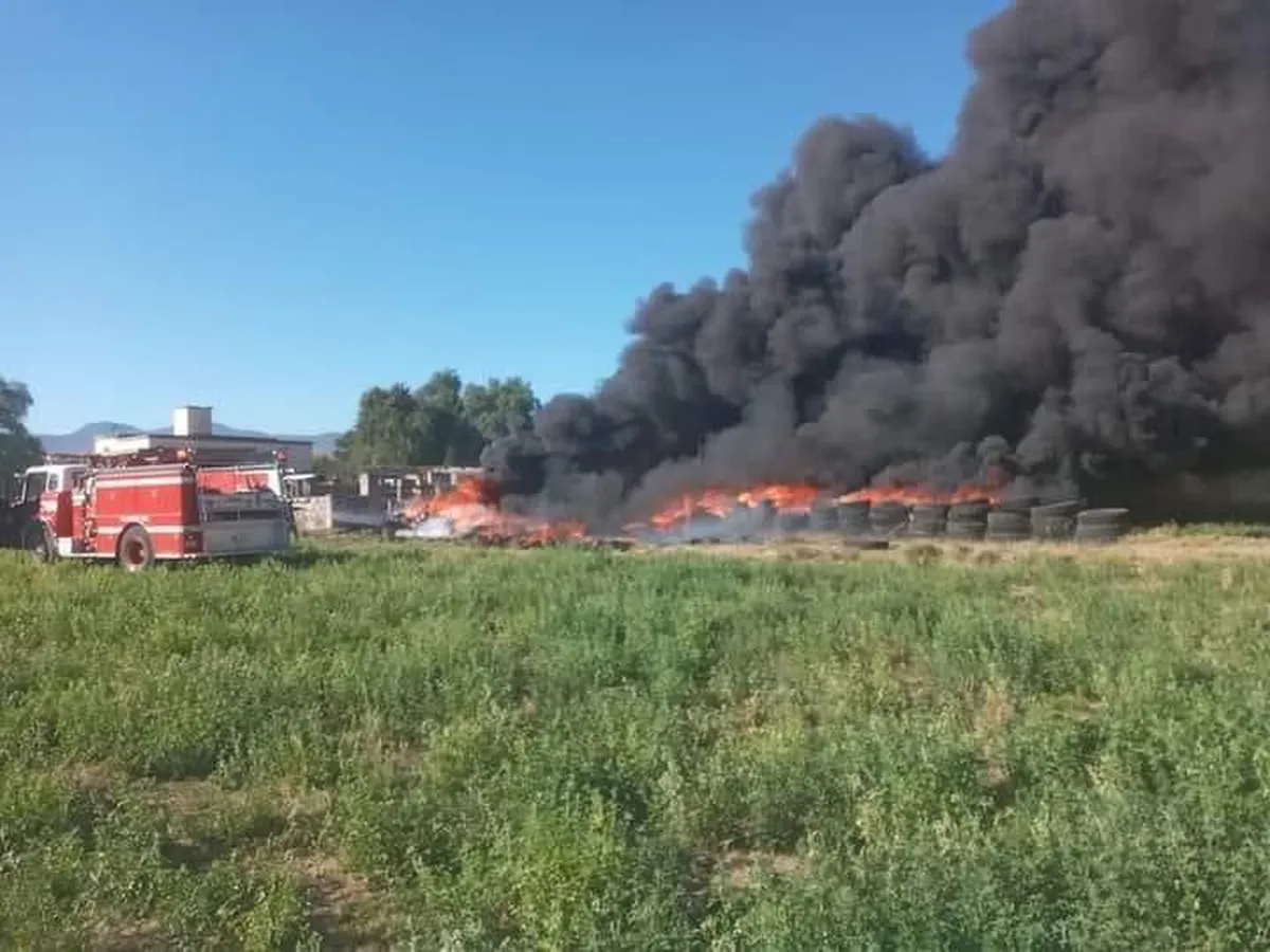 Tulancingo: reportan incendio de llantas y basura