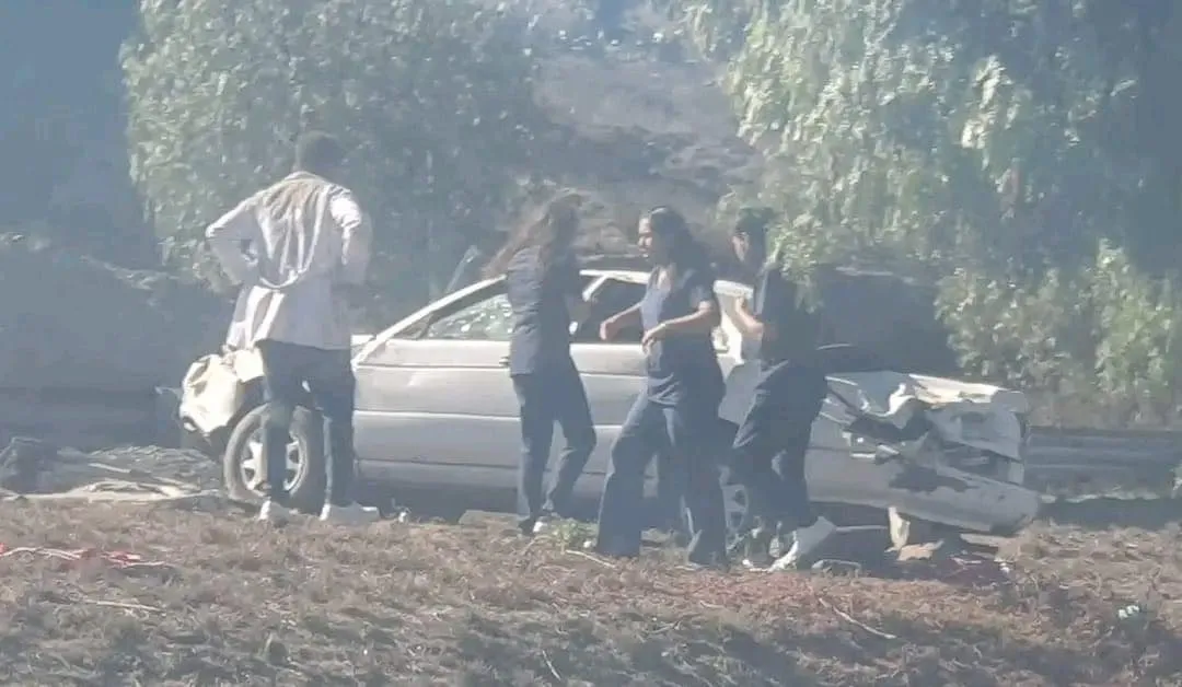 Alumnos de la UAEH vuelcan sobre carretera Pachuca-Actopan