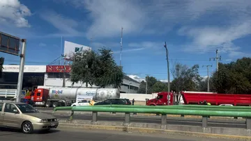 Caravana de vehículos de carga durante la protesta de transportistas en Hidalgo.