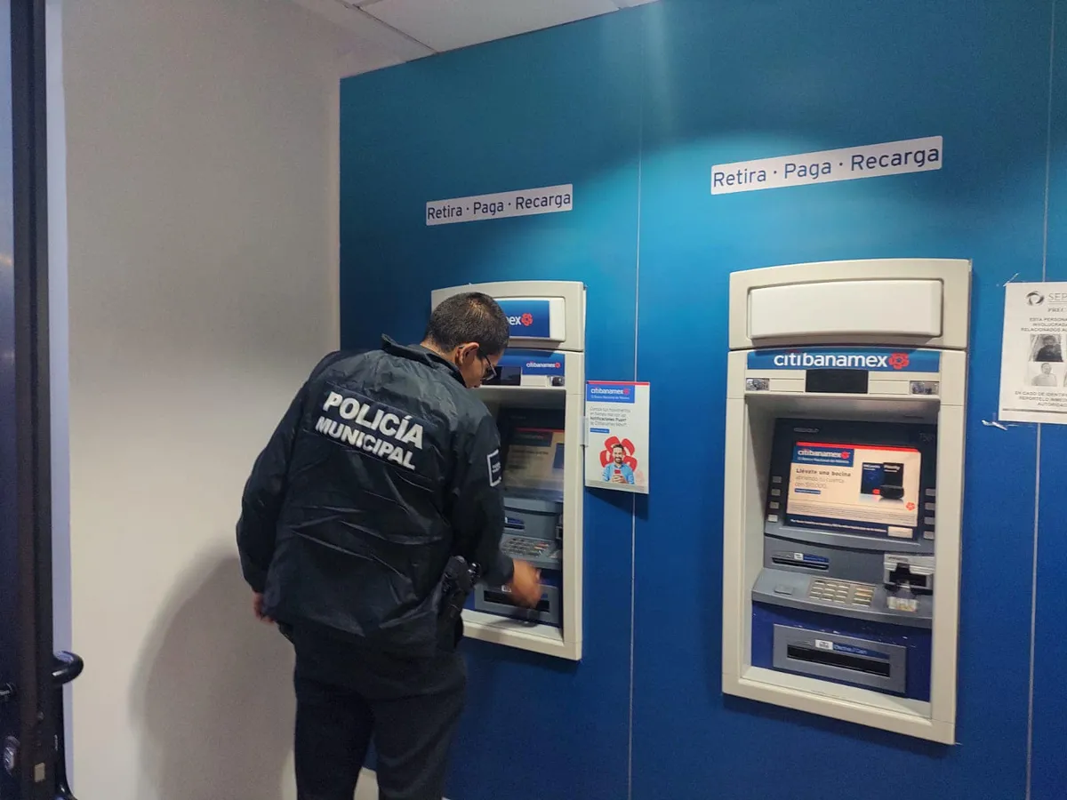 Pachuca: policías hallan trampa para retener dinero en cajero automático