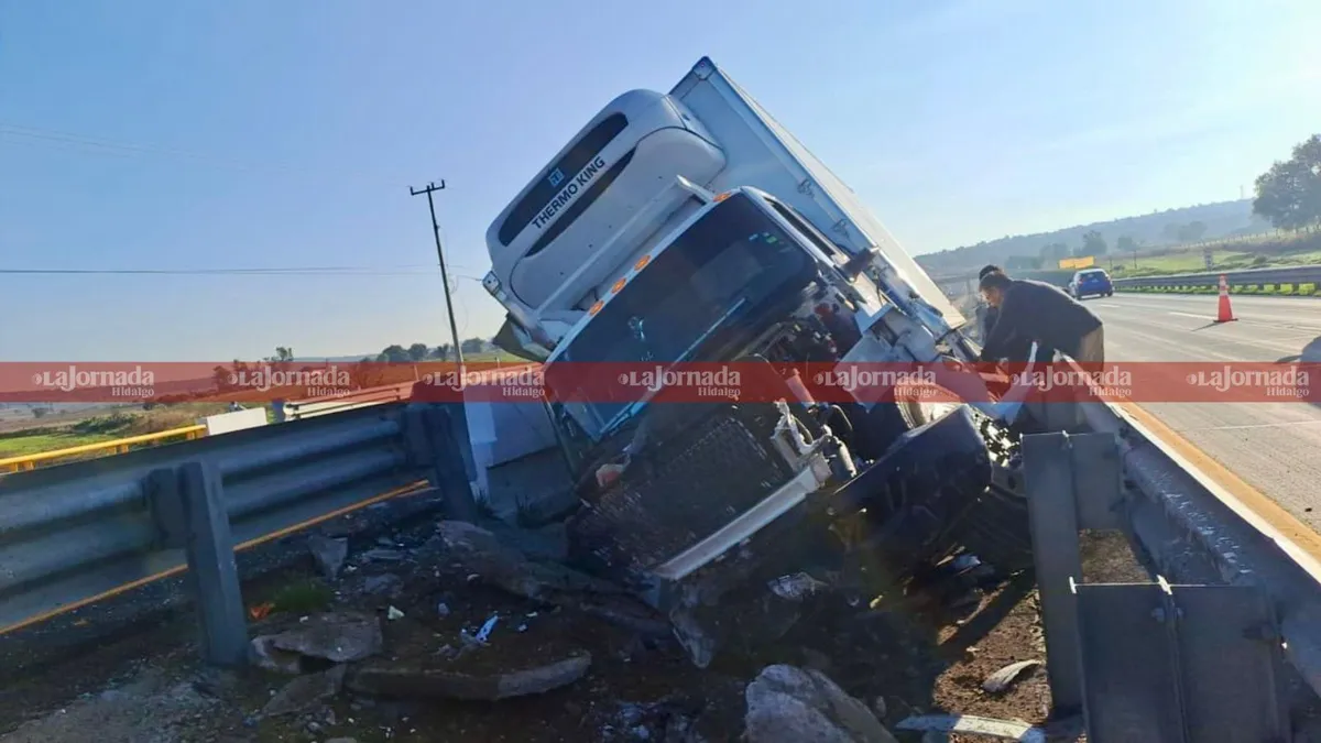 Fuerte accidente en la autopista México-Tulancingo: tráiler se estrella y termina en el camellón