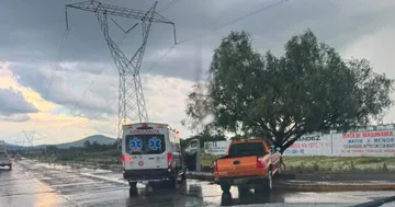 Camioneta choca contra árbol en Tizayuca
