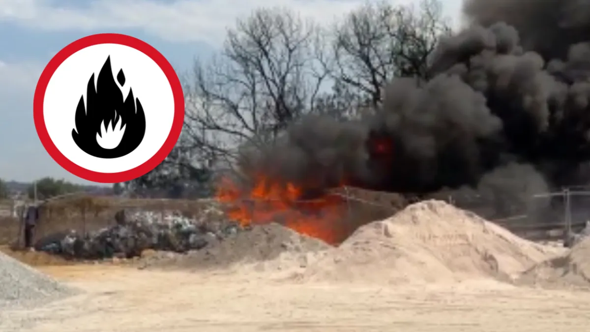 Columna de humo tras registrarse incendio en recicladora de Ecatepec, en la zona de Chiconautla.