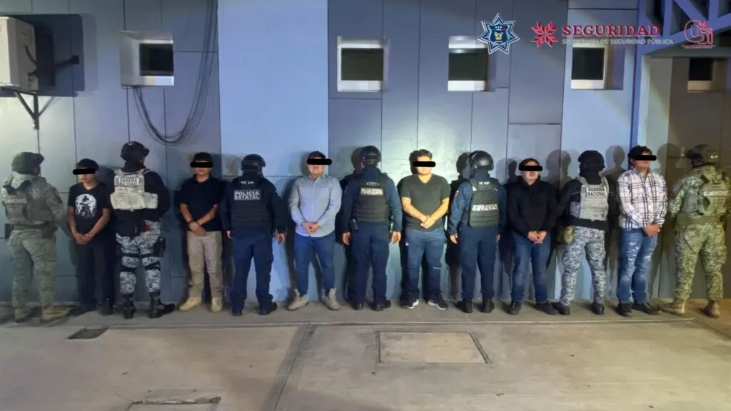 Caen seis en Tecozautla; les aseguran armas, droga y vehículos robados