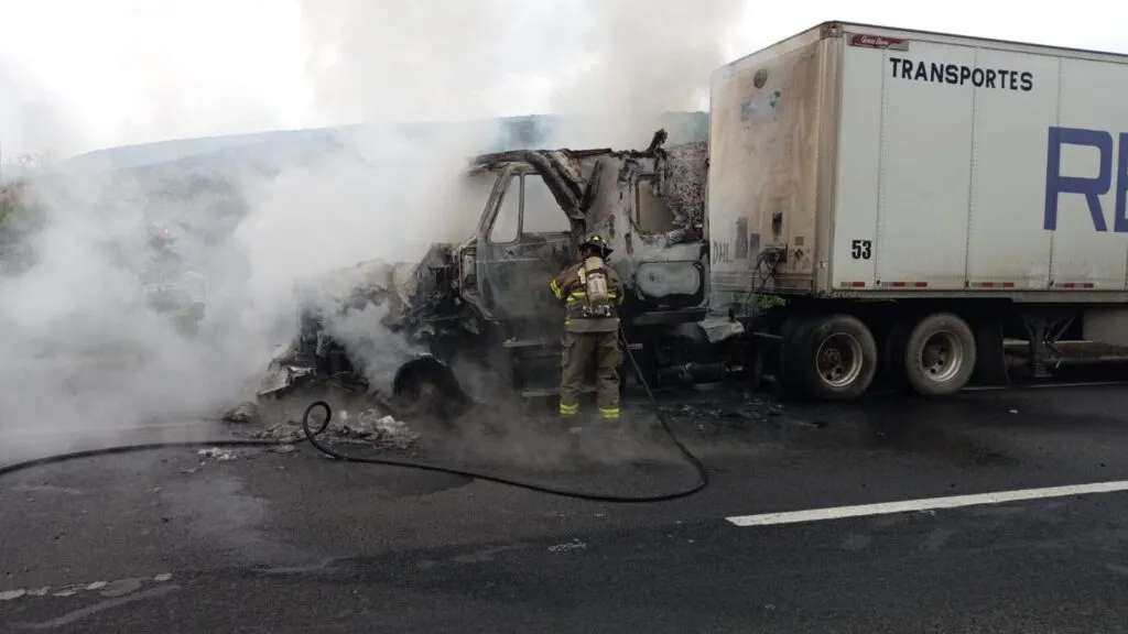 ¡Alerta en el Arco Norte! Tractocamión se incendia y provoca afectaciones viales