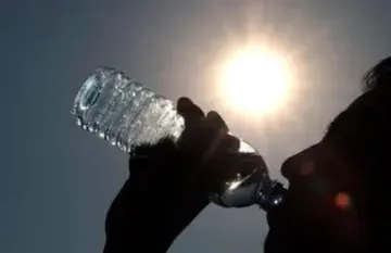 Persona hidratandose ante el calor extremo en Hidalgo