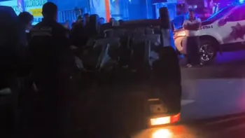 Automóvil volcado sobre la avenida Sergio Butrón Casas en Tlahuelilpan