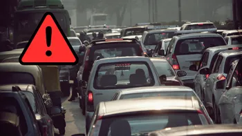 Automovilistas circulan por la Autopista México-Pachuca mientras se realizan trabajos de mantenimiento y se atiende un accidente vial. Foto Ilustrativa