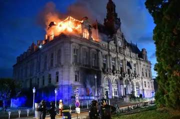 Manifestantes incendian el ayuntamiento de Limoges