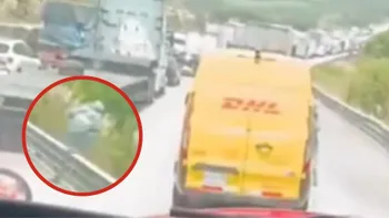 Presunto ladrón roba paquetes de una camioneta de DHL durante un bloqueo en la autopista México–Querétaro.