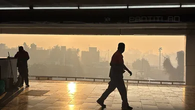 Durante la mañana se reportaron incendios en los municipios de Texcoco y Nezahualcóyotl, cuyas columnas de humo impactaron a la CDMX desde el amanecer. FOTO: Zasid Quizamán