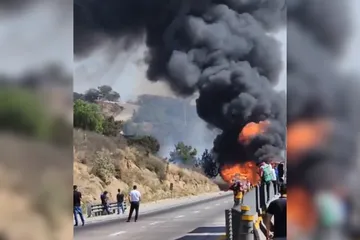 VIDEOS. Chocan tráileres en la autopista Arco Norte y se incendian