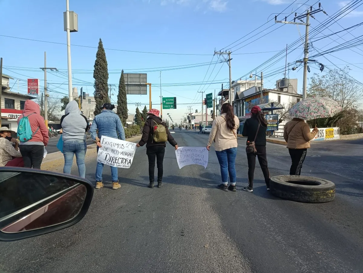 Padres de familia bloquean la carretera Tula-Actopan