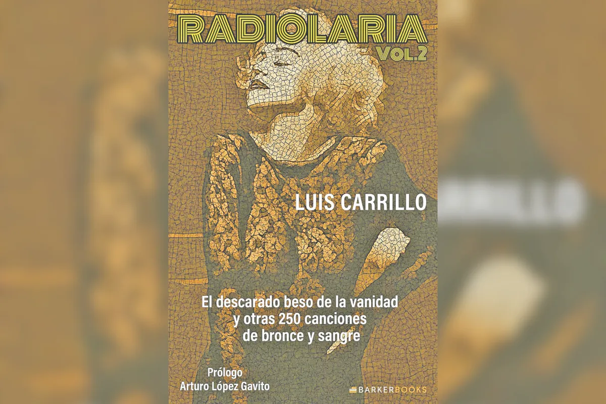 Carrillo no se limita a describir canciones: las sitúa en su tiempo, en sus tensiones políticas y culturales