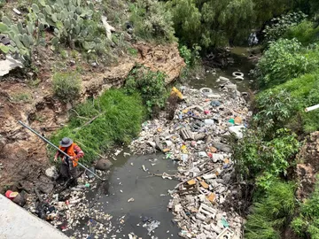 ¿Todo eso? Retiran basura de drenes para evitar inundaciones