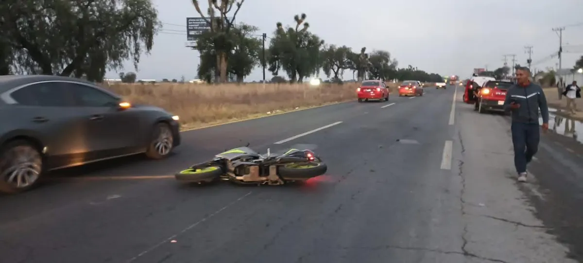 Motociclistas derrapan al intentar evitar un caballo en la México-Pachuca