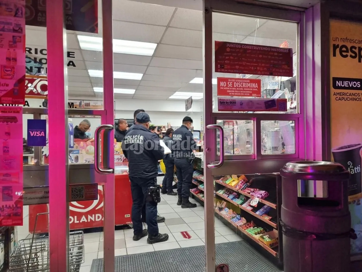 Pachuca: sujetos armados asaltan Oxxo en la Rovirosa