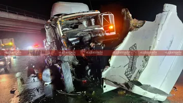 Autopista Arco Norte: tractocamión choca contra muro de contención