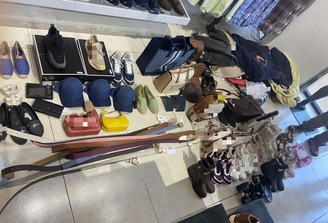 ¡Vendían ropa pirata! Incautan 172 piezas en locales de Pachuca