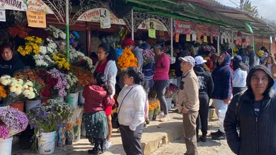 Vendedoras ofrecen flores de cempasúchil en el panteón municipal de Pachuca con bajas ventas por Día de Muertos.
