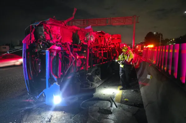Accidente nocturno en la autopista México-Pachuca dejó vehículos dañados y movilización de autoridades. Aquí los detalles.