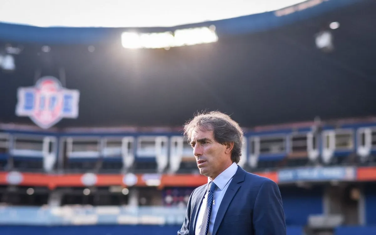 Foto de Guillermo Almada, entrenador que alcanzó las 50 victorias con Pachuca.