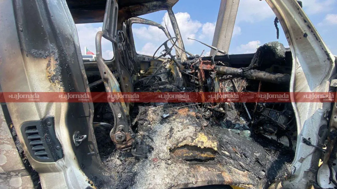 VIDEO | Urvan choca y se incendia en Supervía Colosio