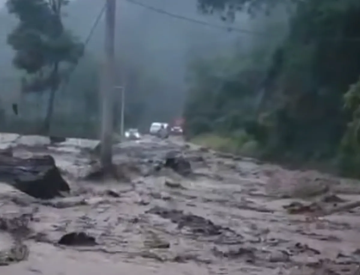 Alerta en Otomí-Tepehua: lluvias causan derrumbes e inundaciones