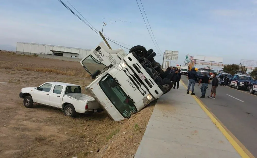 Volcadura de camión sobre la autopista México-Pachuca