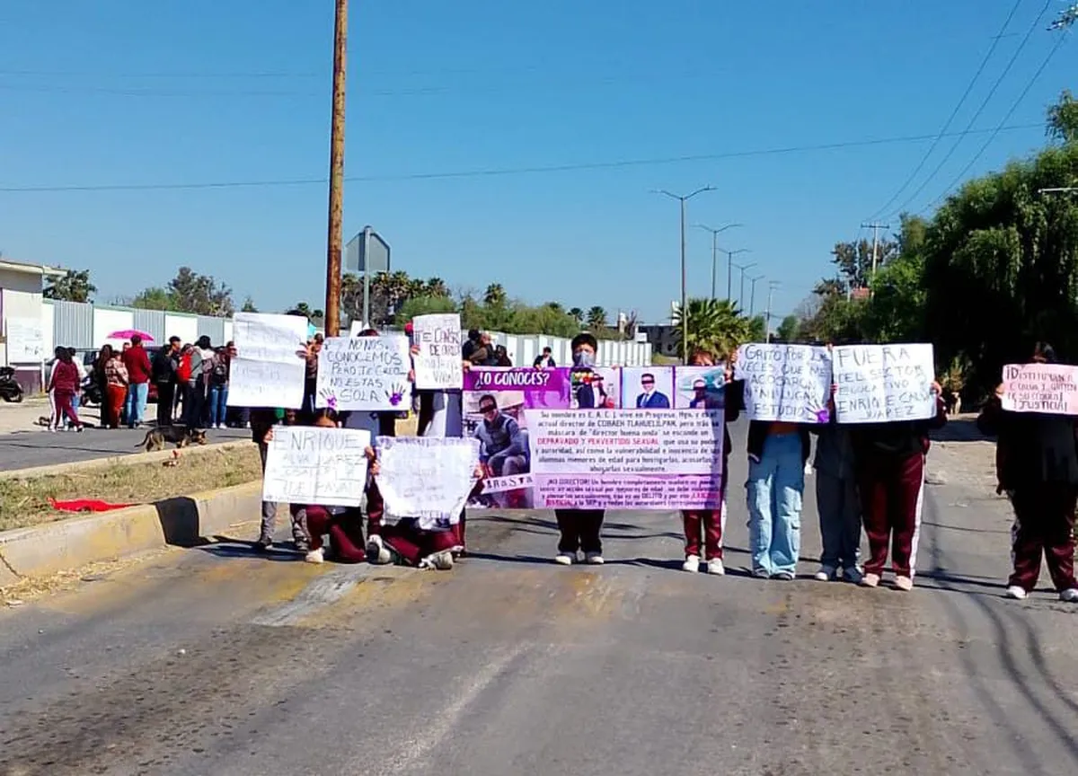 Bloquean carretera por casos de abuso sexual en colegio de Tlahuelilpan    