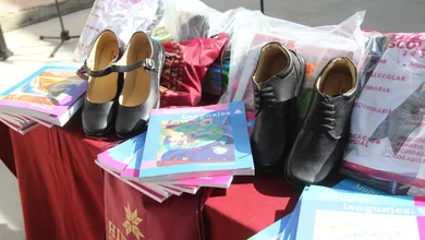 Paquetes de útiles escolares destinados a estudiantes de educación básica en Hidalgo.