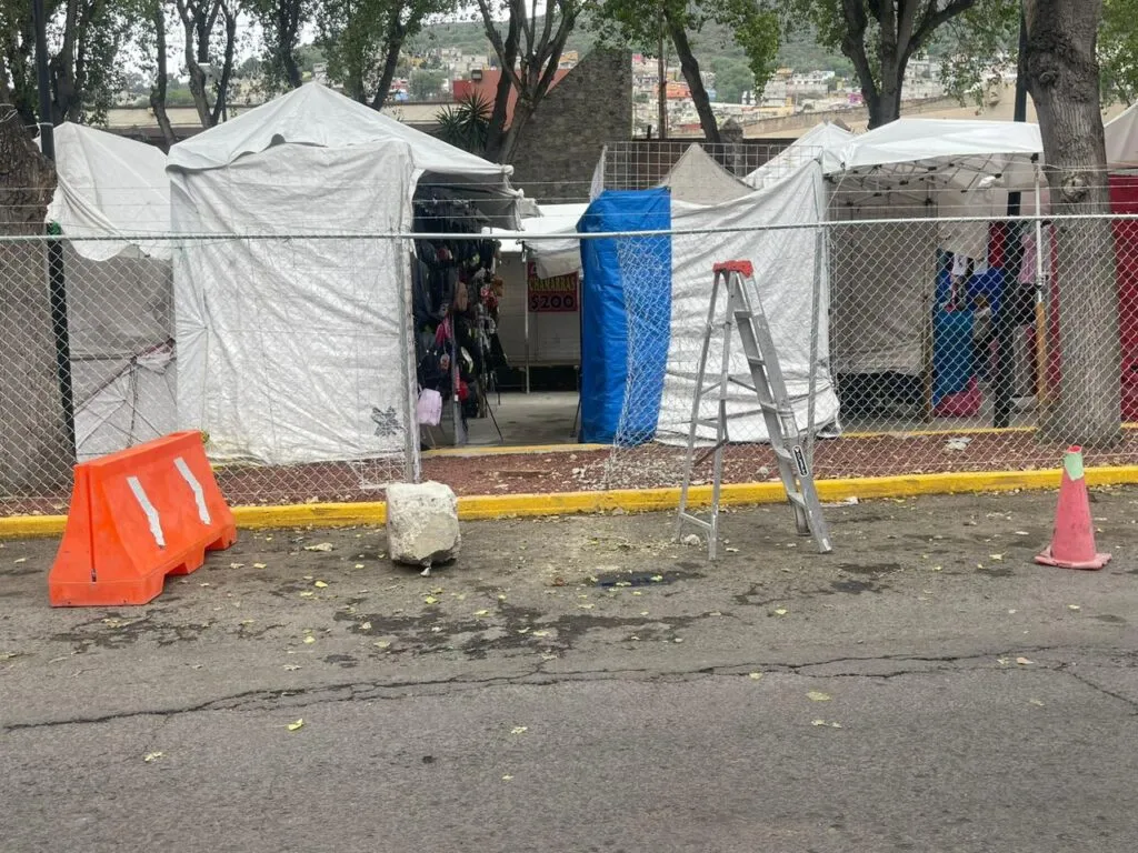 ¡Rompieron mallas, mesas y bancas! Comerciantes deberán reparar daños en explanada del Benito Juárez