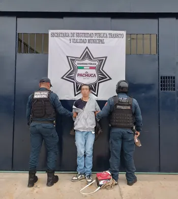 Detienen a sujeto por robo de autopartes y posesión de presunto narcótico en Pachuca