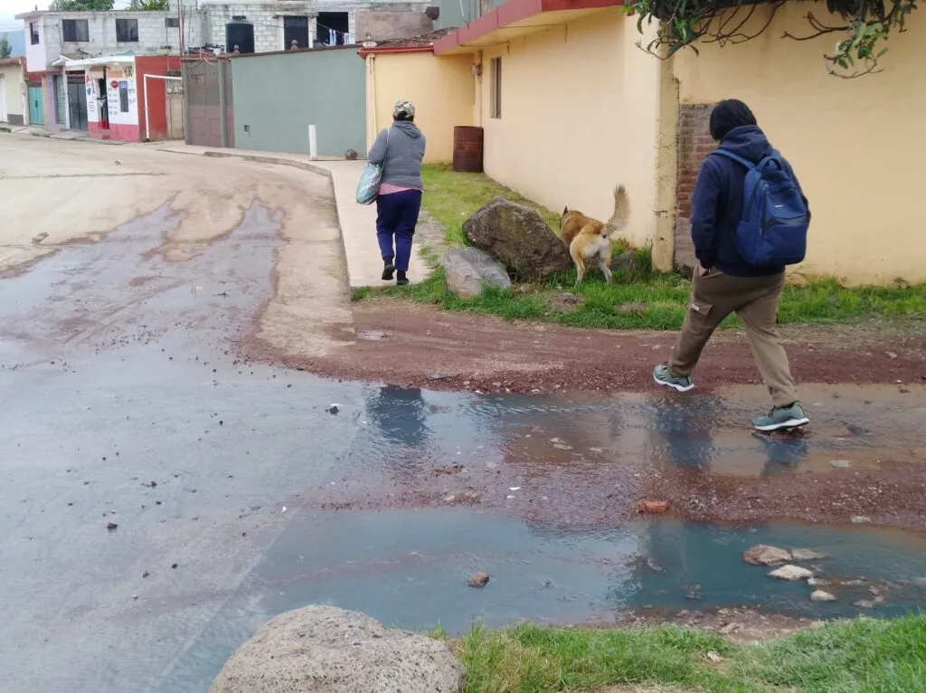 Drenaje de color azul inunda calles de Tulancingo por meses sin ser atendido