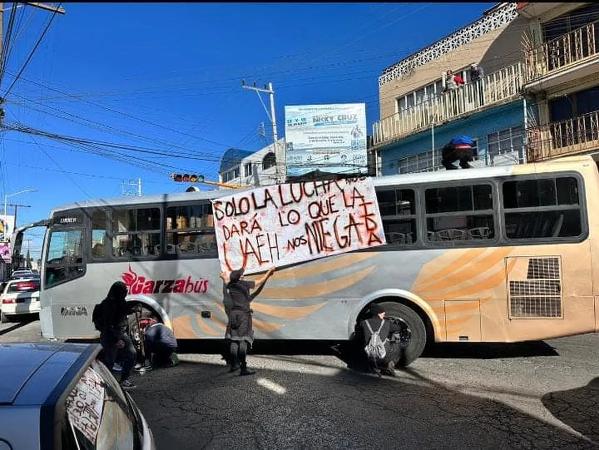 Estudiantes del Instituto de Artes retienen Garzabús; policías detienen a alumnos
