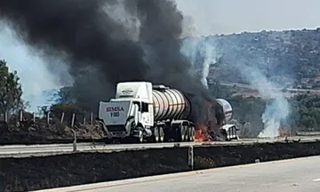 Incendio de tráileres tras accidente en la Autopista Arco Norte.