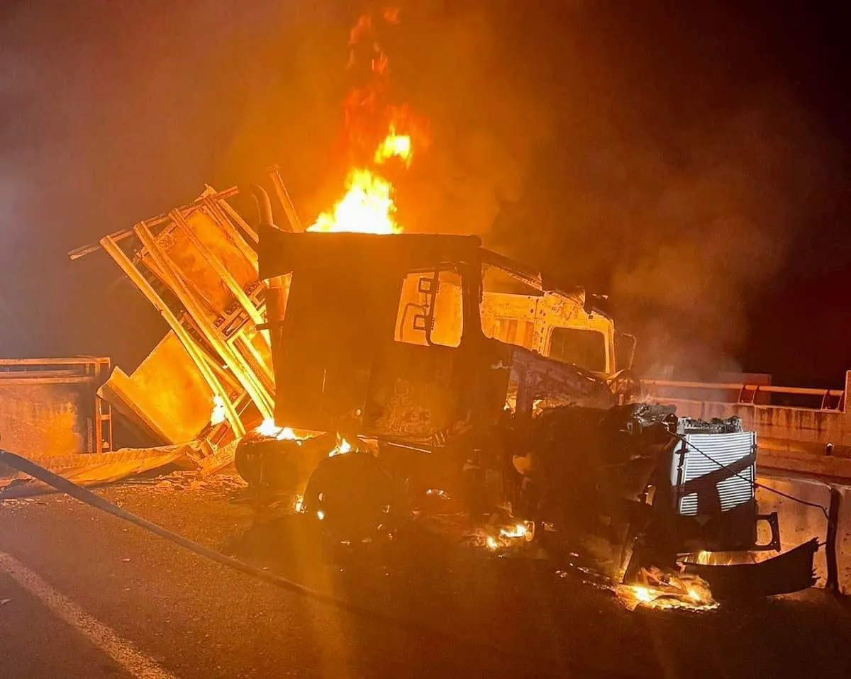 Autopista Arco Norte: se incendia trailer tras choque contra muro