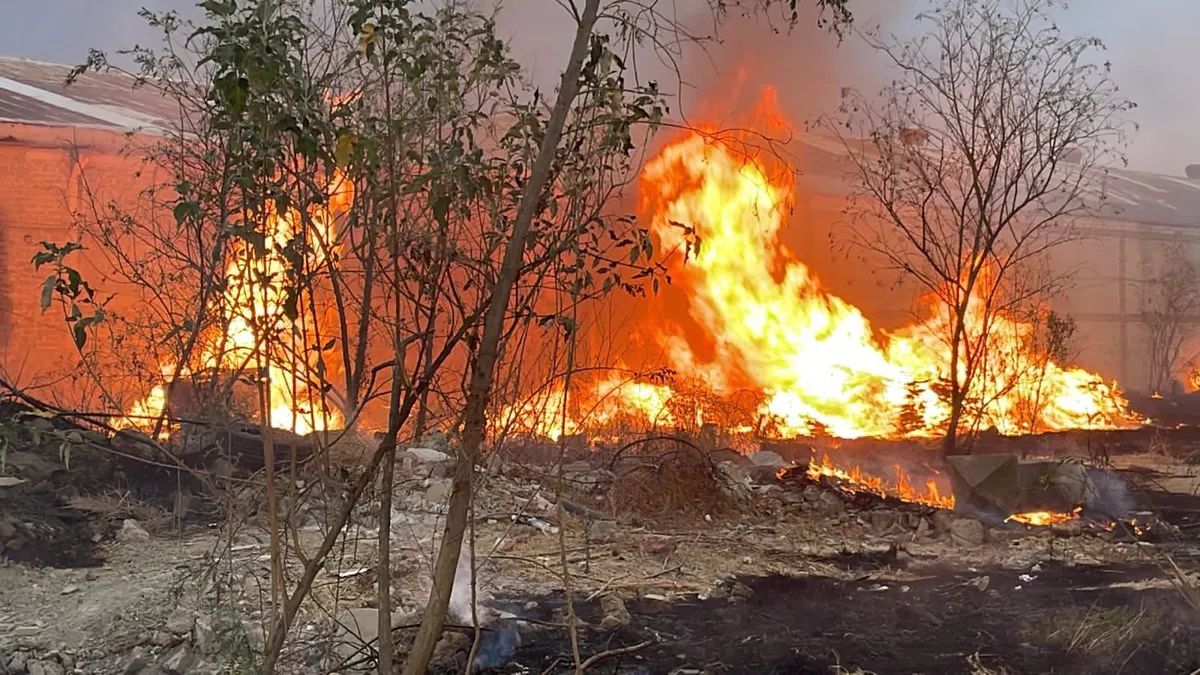 Bomberos de Tizayuca combaten incendio en predio