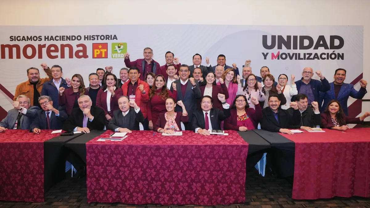 Julio Menchaca acompaña a Claudia Sheinbaum en su registro ante el INE