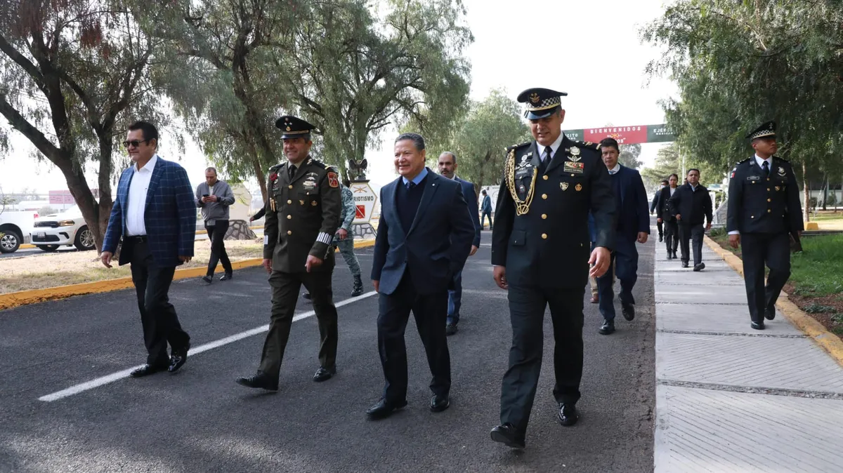 Julio Menchaca asiste a la toma de protesta del nuevo coordinador de la Guardia Nacional en Hidalgo
