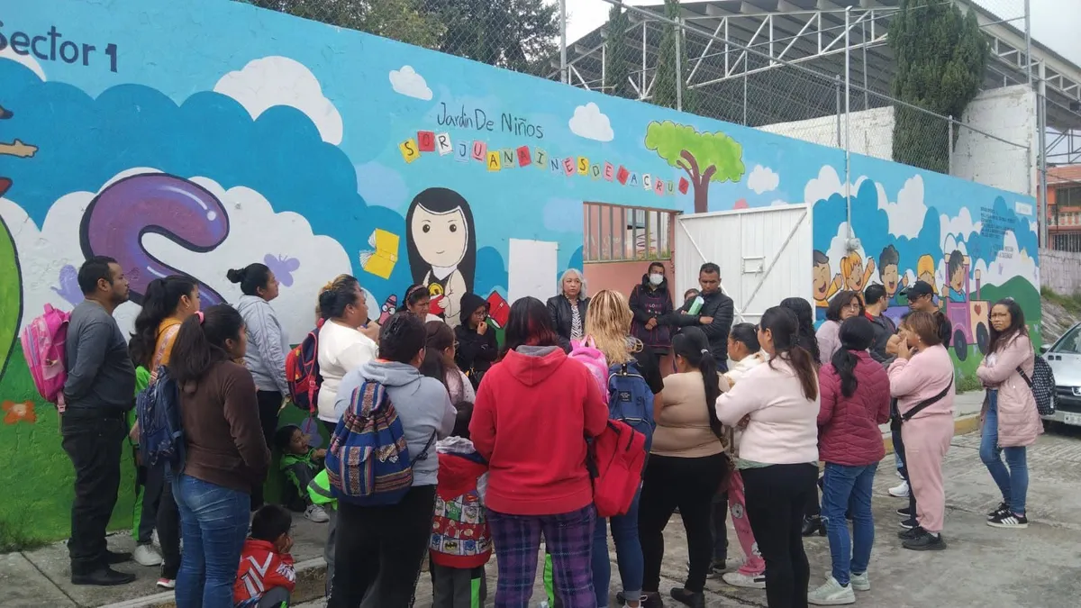 Padres protestan en kinder de Pachuca tras cese de docente