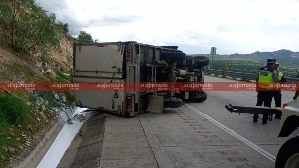 Arco Norte: vuelca camión de carga y genera gran derrame de pegamento