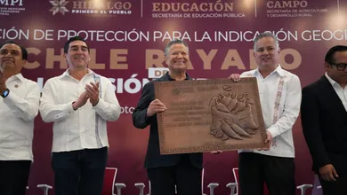 Santiago Nieto entrega declaratoria de Indacción geográfica del chile rayado en La Misión