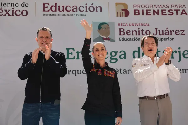 Claudia Sheinbaum entrega tarjetas de Beca Benito Juárez