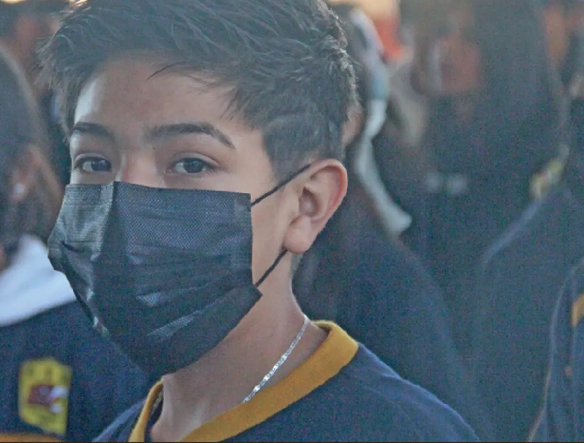 Estudiante con cubrebocas